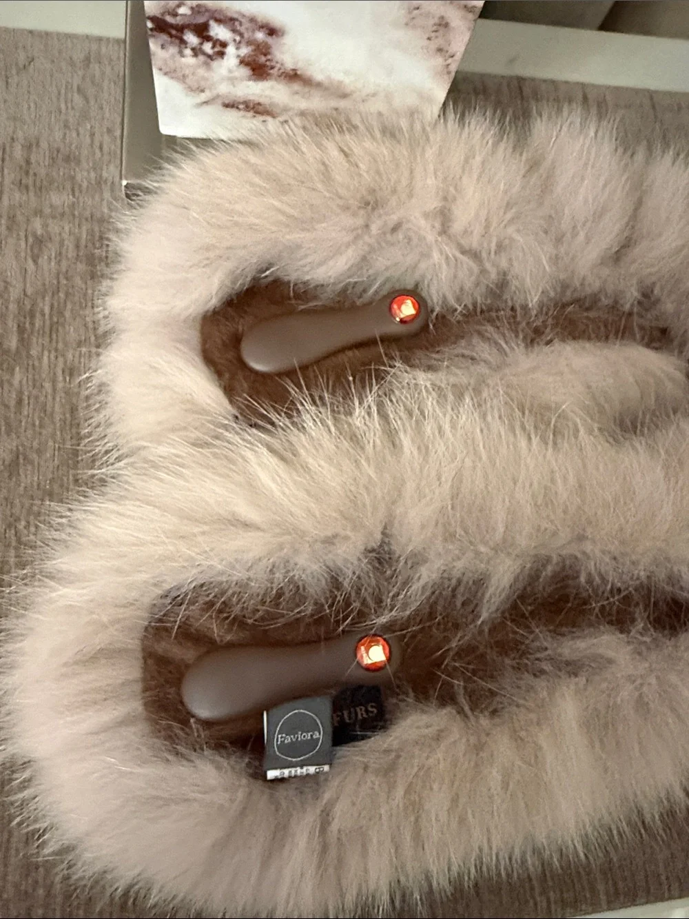 Saga furs thick pelts clip on collar